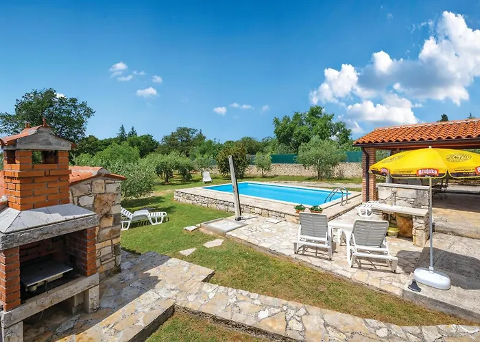 2 Bedroom Awesome In Ρόβινι