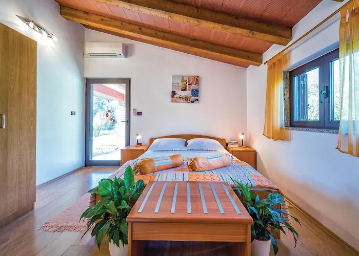 2 Bedroom Awesome In Ρόβινι