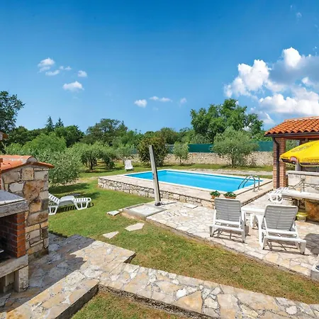 Amazing In With Outdoor Swimming Pool Rovinj