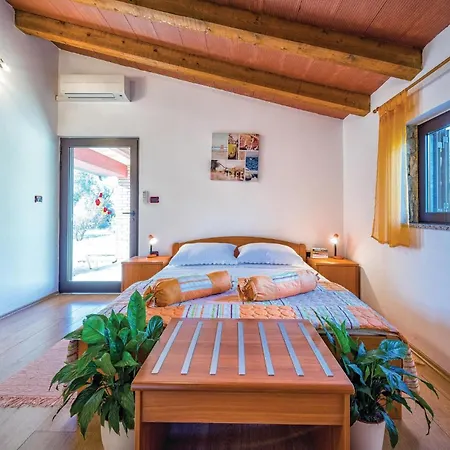 Amazing In With Outdoor Swimming Pool Rovinj