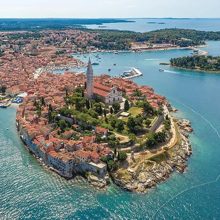 Amazing In With Outdoor Swimming Pool Rovinj